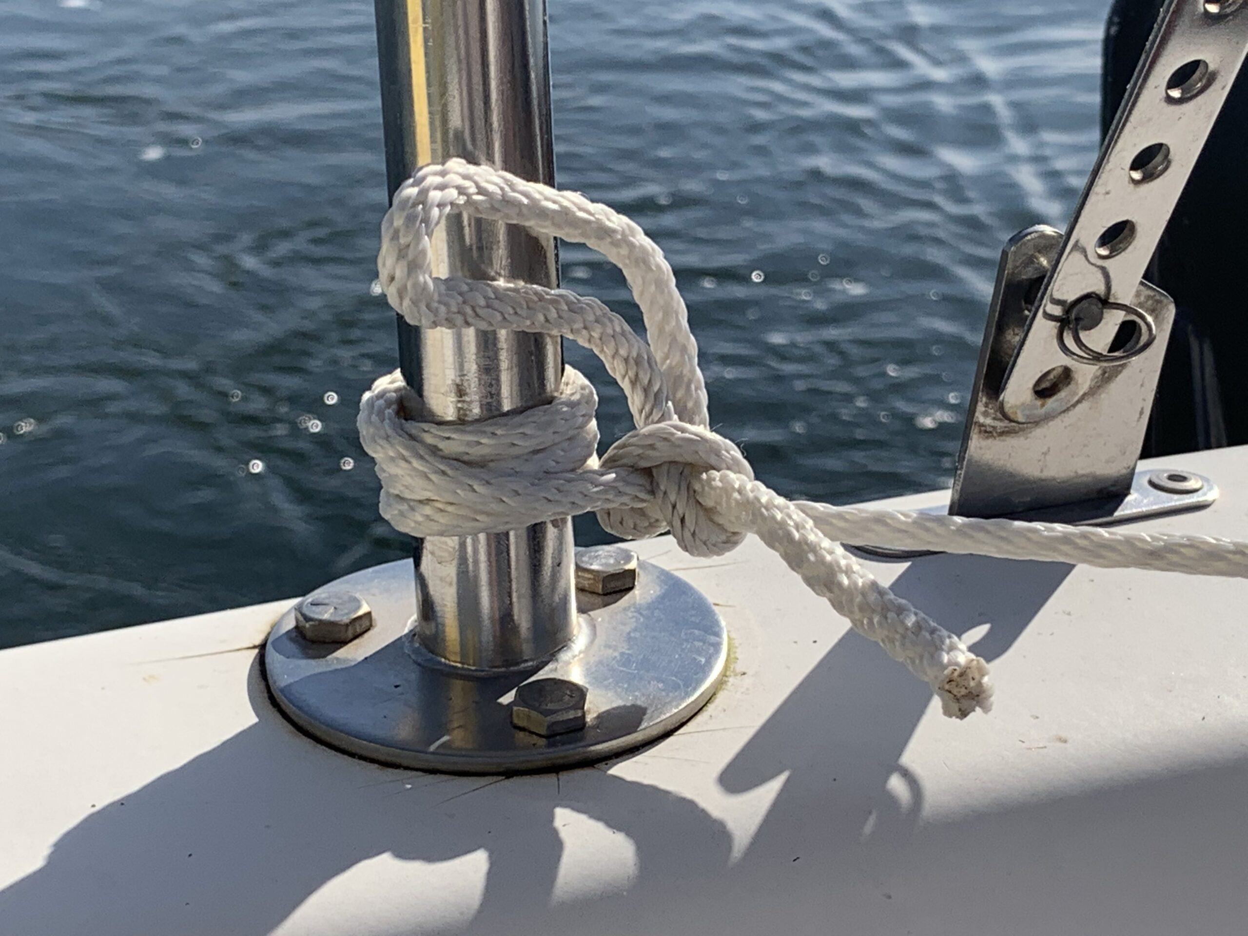 Round Turn 2 Half-Hitch - How to Tie Essential Boating Knots