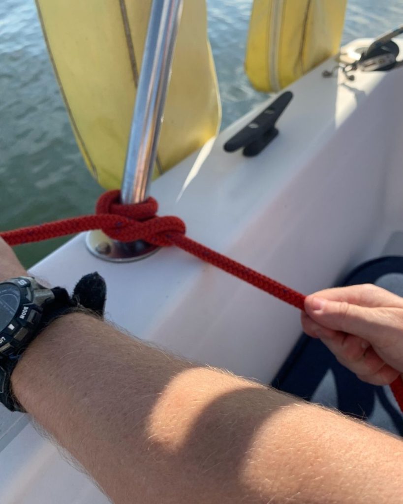 Round 2 half-hitch - Sailing Orlando - Essential Sailing Knots